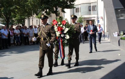 Obilježavanje dana logoraša u Kninu; Položeni vijenci i zapaljene svijeće ispred Spomen obilježja